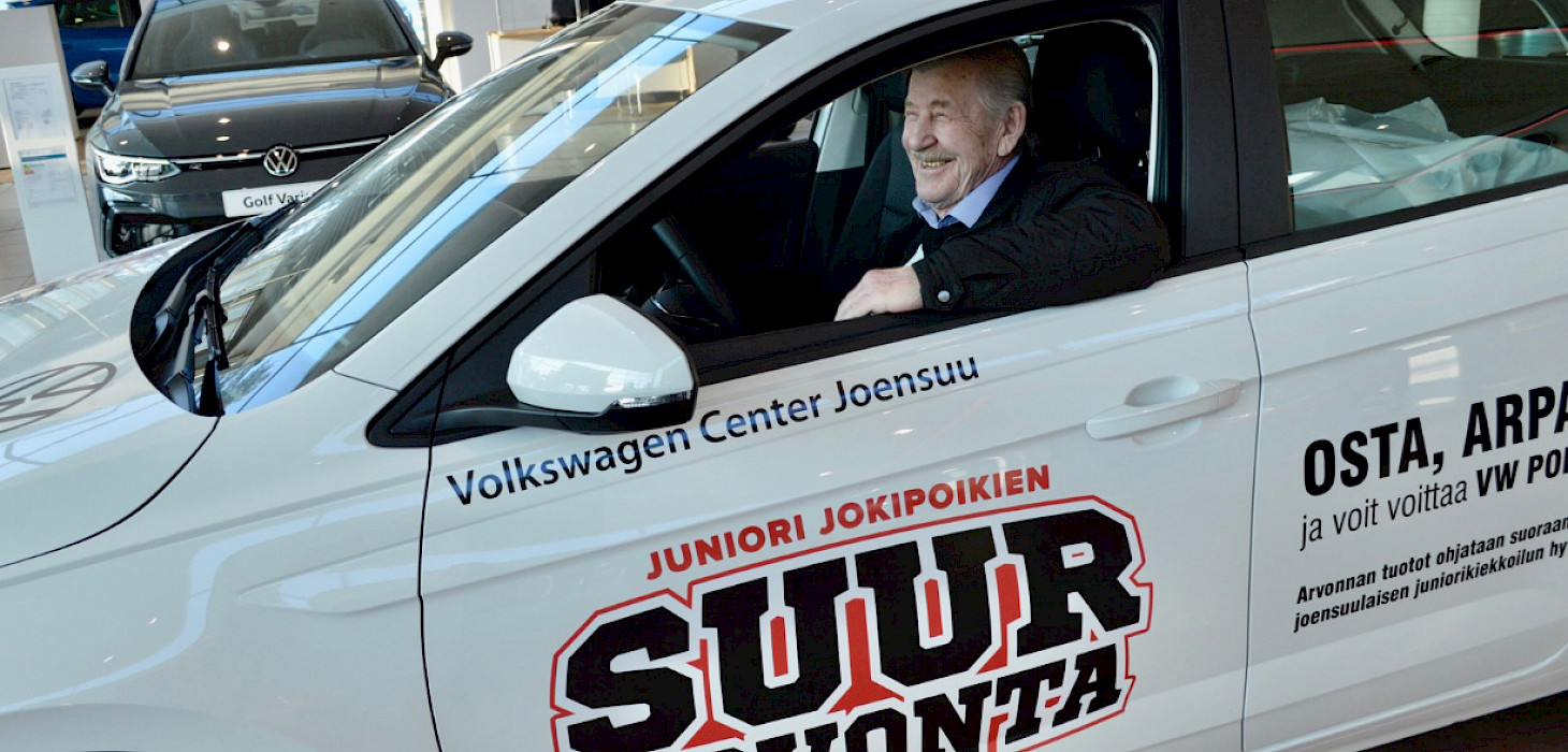 Arpajaisten pääpalkinnon voittaja hymyili iloisena ja mallaili, miten uudella Volkswagenilla kelpaa ajella ”luu ulkona”.