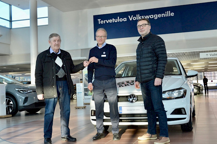 Autoa olivat luovuttamassa K-Auto Joensuun tuotepäällikkö Sakari Tuunanen sekä Juniori Jokipoikien toiminnanjohtaja Jarmo Mustonen.