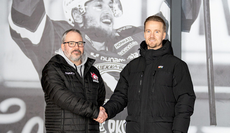 Jani Varis ja Jaakko Lipponen kättelevät